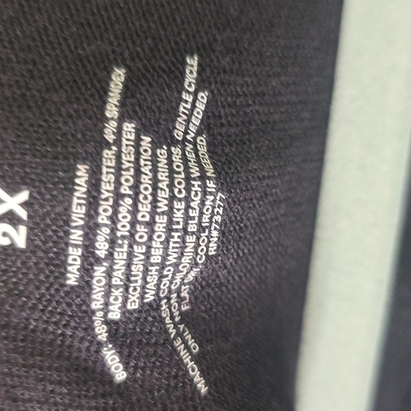 EVRI Black Long Sleeve V-Neck Top W/Pleated Back, Plus Size 2X - Picture 4 of 4